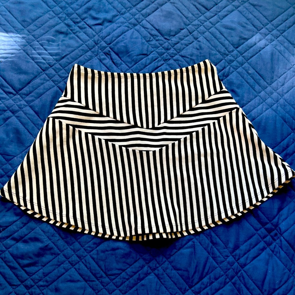 Mini Skirt Striped Chevron Black and White. Cute and Sexy